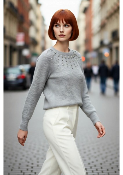 Kadın Regular Kalıp Yumuşak Dokulu Bisiklet Yaka Taş Detaylı Triko Kazak Kış Sezonu Için Modern fırsatları