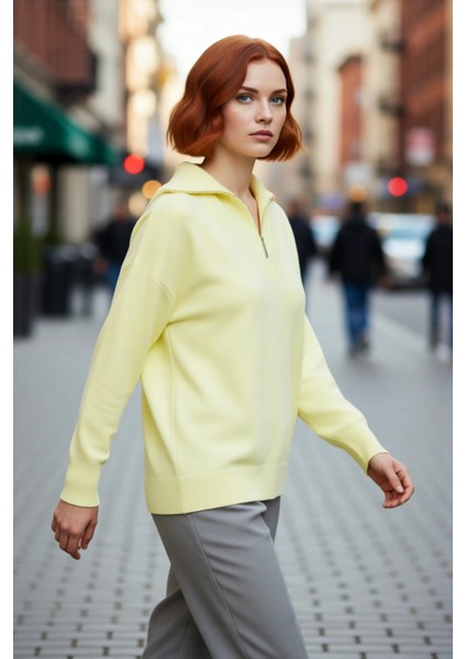 Kadın Kırmızı Regular Kalıp Devrik Yaka Fermuarlı Triko Kazak Düşük Kol ve Düz Desenli Kışlık Şıklık