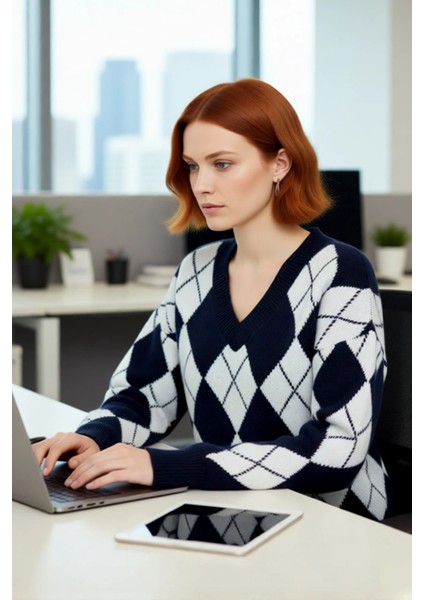 Kadın Ekru Gri Oversize V Yaka Baklava Desen Düşük Kol Kalın Triko Kazak Kışlık Kombinlerinize modelleri