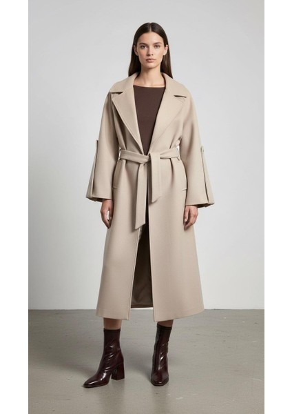 Kadın Bej Astarlı Kemerli Cepli Uzun Kaban – Şık ve Klasik Tasarım