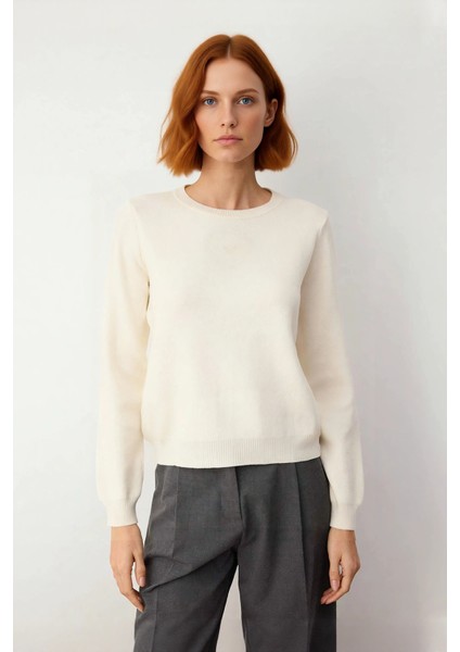 Kadın Ekru Bisiklet Yaka Taş Detaylı Kalp Motifli Regular Kalıp Triko Kazak Kış Şıklığı Sunar fiyatları