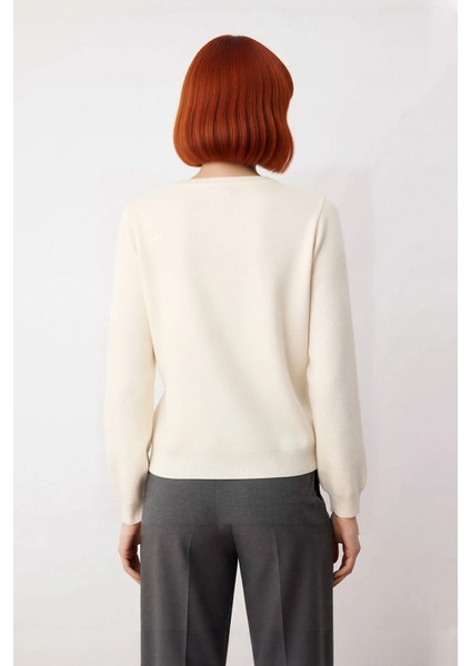 Kadın Ekru Bisiklet Yaka Taş Detaylı Kalp Motifli Regular Kalıp Triko Kazak Kış Şıklığı Sunar fırsatları