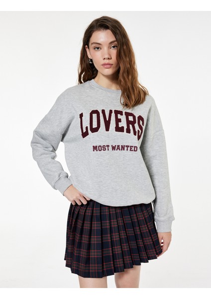 Uzun Kollu Bisiklet Yaka Peluş Aplike Detaylı Baskılı Sweatshirt