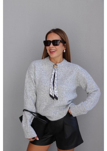 Gri Yaka Fular Detay Kazak