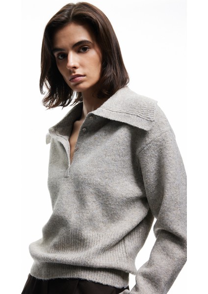 Regular Fit Uzun Kollu Yarım Düğme Detaylı Geniş Polo Yaka Triko Kazak modelleri