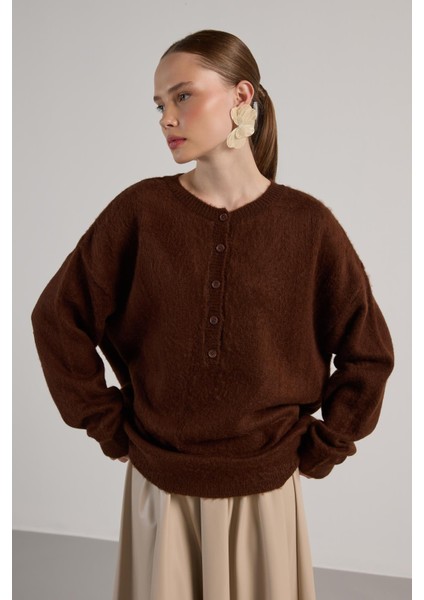 Kadın Kahve Düğme Detaylı Oversize Yumoş Kazak 30031 indirimleri