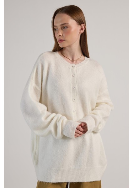 Kadın Ekru Düğme Detaylı Oversize Yumoş Kazak 30031