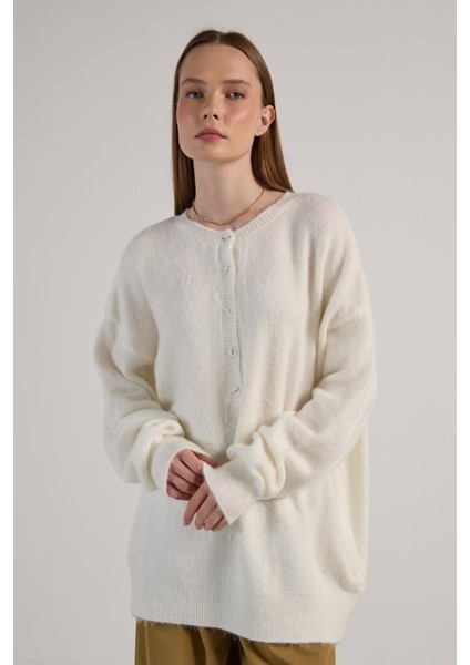 Kadın Ekru Düğme Detaylı Oversize Yumoş Kazak 30031 fırsatları