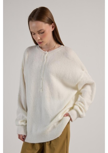 Kadın Ekru Düğme Detaylı Oversize Yumoş Kazak 30031 indirimleri