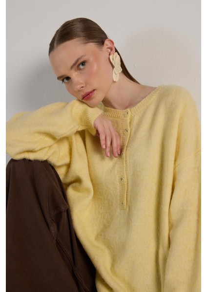 Kadın Sarı Düğme Detaylı Oversize Yumoş Kazak 30031