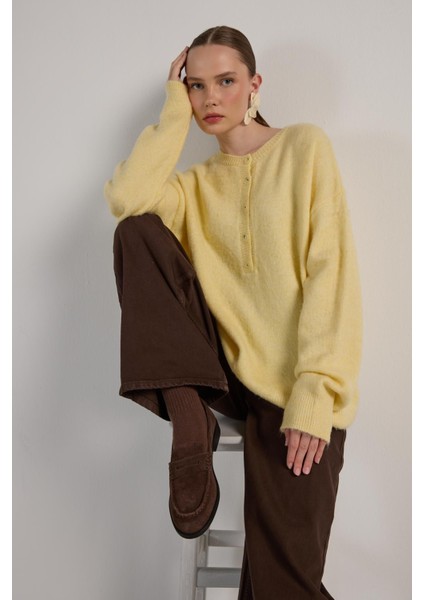 Kadın Sarı Düğme Detaylı Oversize Yumoş Kazak 30031