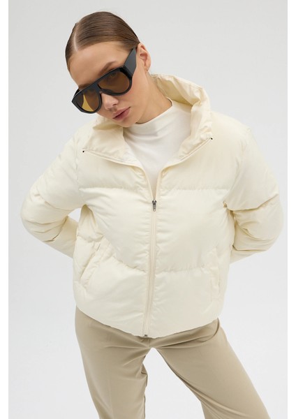 Kadın Krem Fermuarlı Astarlı Kısa Şişme Mont