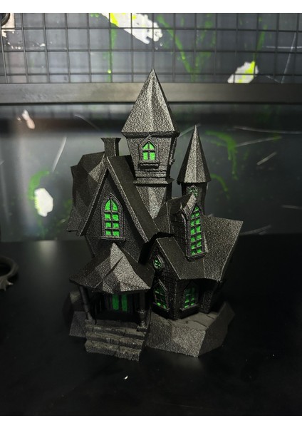 Siyah Peri Şatosu – Yeşil Cam Detaylı Dekoratif Masa Süsü