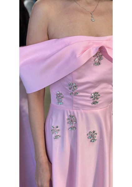 Pembe Madonna Yaka Taş Detaylı Kloş Etekli Saten Uzun Abiye Elbise 11063-06 modelleri