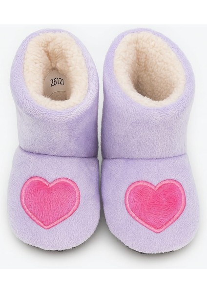 Kız Bebek Polar Patik – Kalp Desenli, Yumuşak Tabanlı, Kaymaz, Sıcak Tutarlı Kışlık Ev Ayakkabısı (Lila)