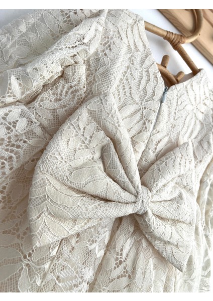 Kız Çocuk Elbise Uzun Kollu Fiyonklu Dantel Detaylı Sırt Baglamalı Bayramlık ve Özel Gün Elbisesi