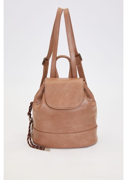 Büzgü Kapamalı, Charm Aksesuar Detaylı Kadın Sırt Çantası 930301 Kahve