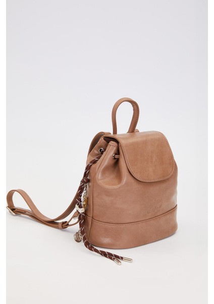 Büzgü Kapamalı, Charm Aksesuar Detaylı Kadın Sırt Çantası 930301 Kahve fiyatları