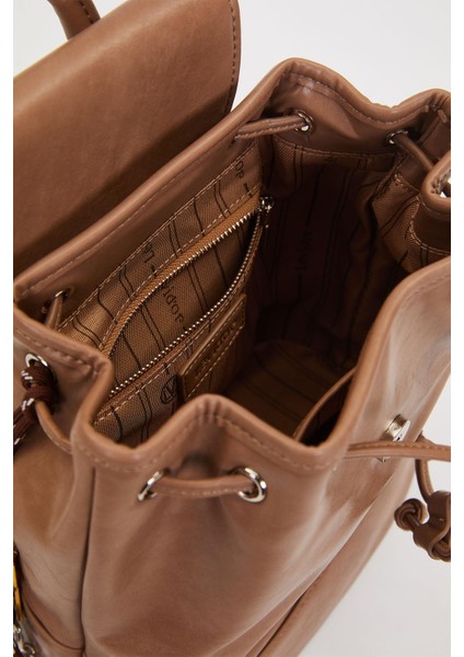 Büzgü Kapamalı, Charm Aksesuar Detaylı Kadın Sırt Çantası 930301 Kahve modelleri