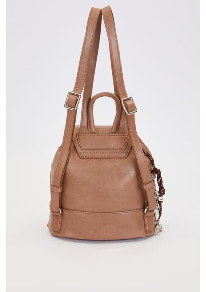 Büzgü Kapamalı, Charm Aksesuar Detaylı Kadın Sırt Çantası 930301 Kahve fırsatları