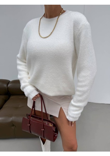 Kadın Oversize Standart Beden Bisiklet Yaka Yumoş Pamuklu Kazak Beyaz