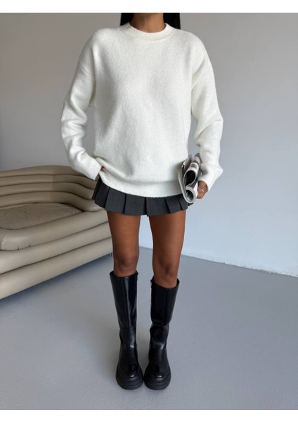 Kadın Oversize Standart Beden Bisiklet Yaka Yumoş Pamuklu Kazak Beyaz