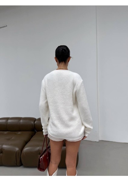 Kadın Oversize Standart Beden Bisiklet Yaka Yumoş Pamuklu Kazak Beyaz