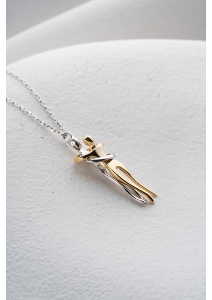 Kararmaz Paslanmaz Gümüş Renk Sevgili Sarılan Çift Modeli Çelik Kolye