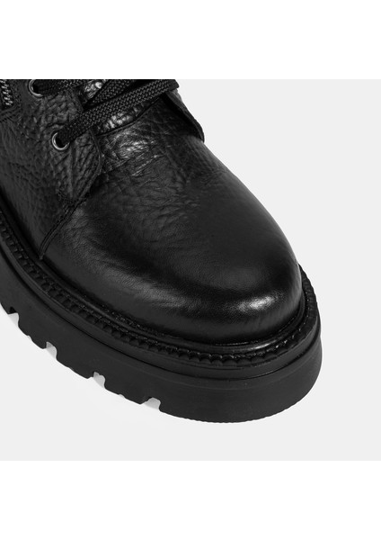 Kadın Siyah Bağcıklı Deri Postal Bot