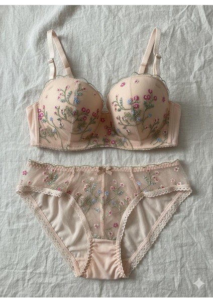 Doğal Zarafet Dantelli Çiçek Desenli Sütyen & Külot Takımı fırsatları