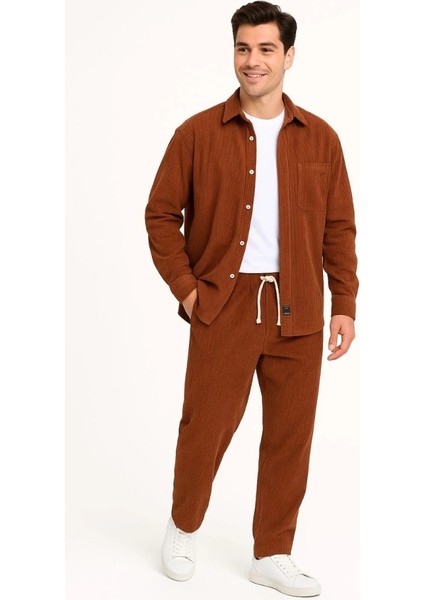 Erkek Kadife Oversize Takım – Gömlek ve Pantolon Ikili Set Füme Corduroy Şıklığı, Rahat ve Zarif Duruş Yumuşak Dokulu Kadife Kumaş, Düğmeli Gömlek Üst ve Lastikli Pantolon Alt Parça ile Gün Boyu Konfor- Kiremit
