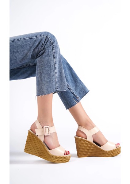 Perla Tokalı Lastikli Dolgu Topuklu Ortopedik Taban Hasır Görünümlü Kadın Sandalet Kt - Ten modelleri