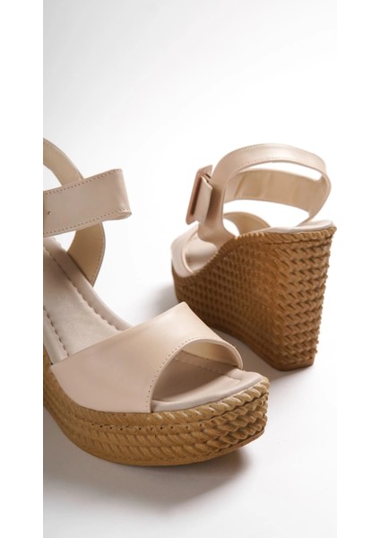 Perla Tokalı Lastikli Dolgu Topuklu Ortopedik Taban Hasır Görünümlü Kadın Sandalet Kt - Ten indirimleri