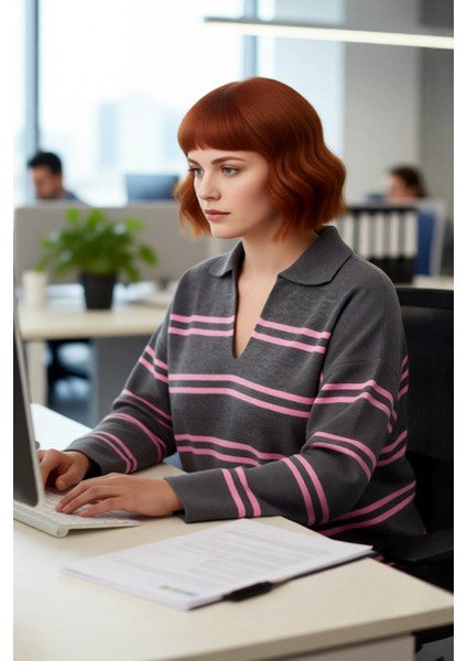 Kadın Triko Çizgili Polo Yaka Kazak Relaxed Kesimiyle Konforlu ve Şık Bir Kış Kombini Yaratır