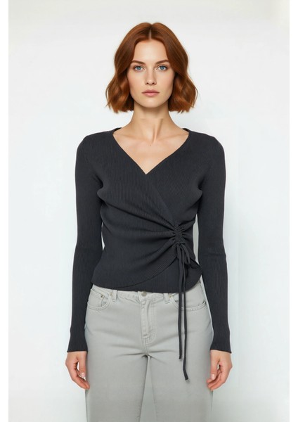 Kadın Kruvaze Yaka Bağcıklı Triko Üst Fitted Kalıp Uzun Kol Basic Siluet Ile Günlük Şıklık fiyatları