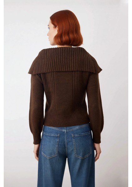 Kadınlara Özel Ekru Yumuşak Akrilik Devrik Yakalı Triko Kazak Kışlık Günlük Giyimde Şık Bir Dokunuş modelleri