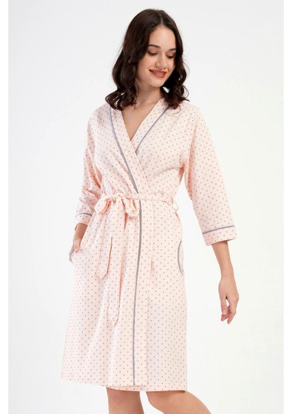 Kadın Büyük Beden Pembe Sabahlık – Puantiyeli, Kuşaklı, Cepli, Kapri Kol, Diz Boyu C2T5N4804