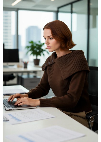 Kadınlara Özel Ekru Yumuşak Akrilik Devrik Yakalı Triko Kazak Kışlık Günlük Giyimde Şık Bir Dokunuş