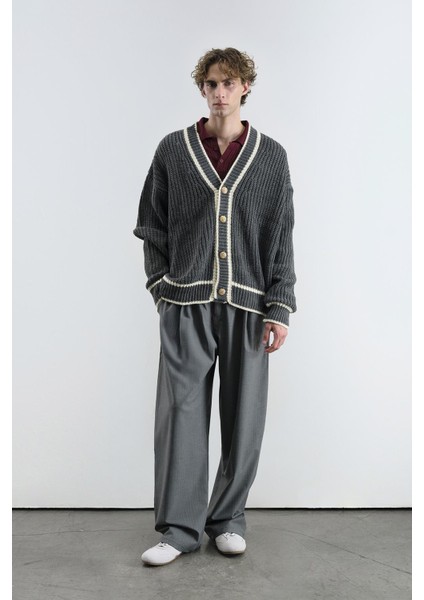 Gold Düğmeli Gri Hırka