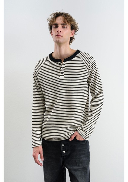 Kontrast Yakalı Çizgili Siyah T-Shırt