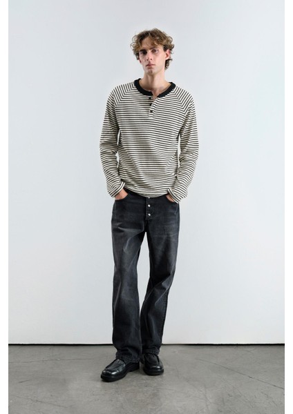 Kontrast Yakalı Çizgili Siyah T-Shırt modelleri