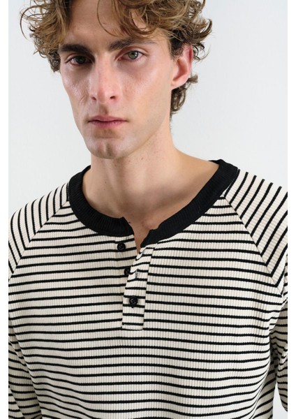 Kontrast Yakalı Çizgili Siyah T-Shırt fırsatları