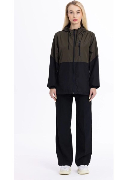 İçi Astarlı Su ve Rüzgar Geçirmez Cepli Kadın Yağmurluk