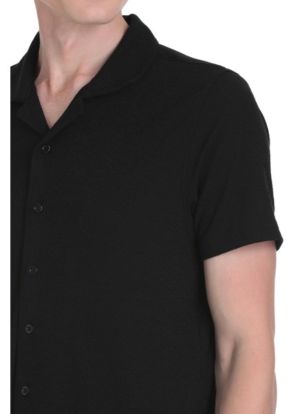 Siyah Regular Fit Apaş Yaka Gömlek fırsatları