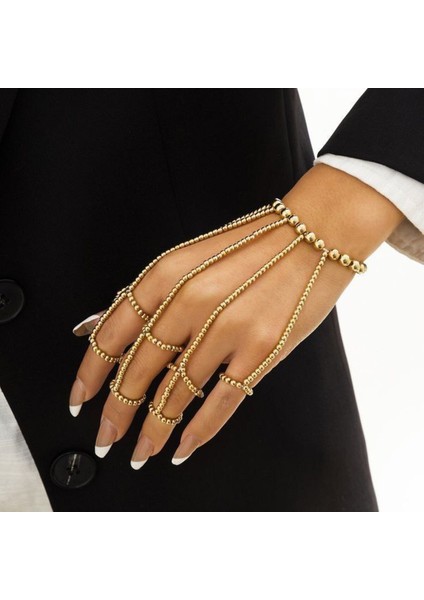 Zarif Altın Renk Boncuk Tasarımı Kadın El ve Parmak Şahmeranı