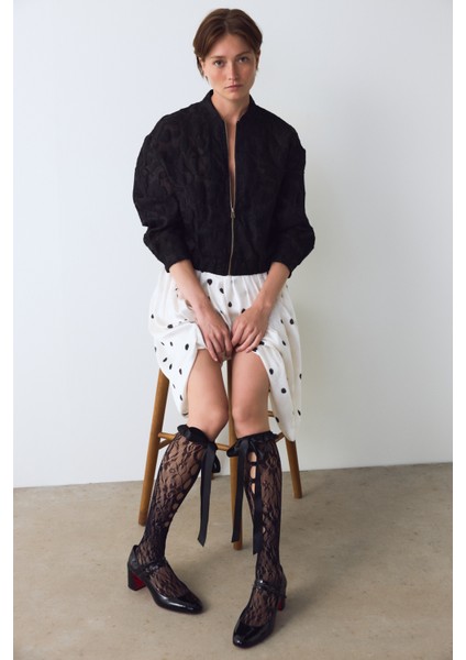 Siyah Gül Desenli Fiyonk Detaylı File Pantolon Çorabı