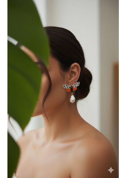 Emaye Kelebek Damla Inci Sallantılı Bijuteri Küpe