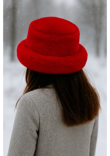 Kırmızı Kadın Kışlık Peluş Şapka – Tesettüre Uygun, Sıcak Tutan (60-62 Cm)
