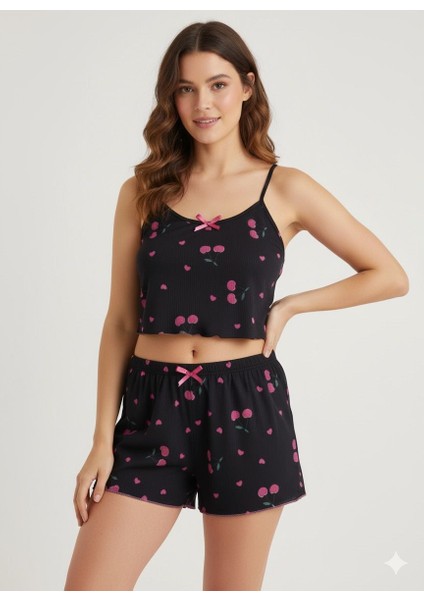 Kadın Askılı Pijama Takımı – Siyah, Çilek ve Kiraz Desenli, Şortlu, Rahat ve Şık (S-M / L-XL)