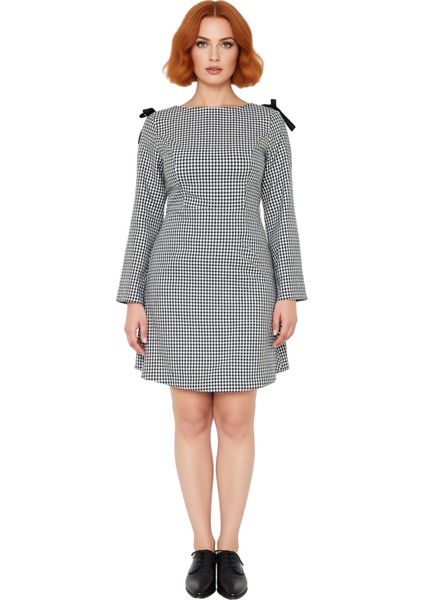 Modern Kadın Büyük Beden Ekose Desenli A Kesim Mini Elbise Uzun Kollu Kayık Yaka Detaylı Şık Dokuma